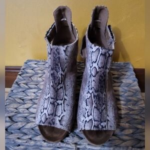 Boutique Calvin Klein Sunburst Sz 8 Wedge 3 inch Heel